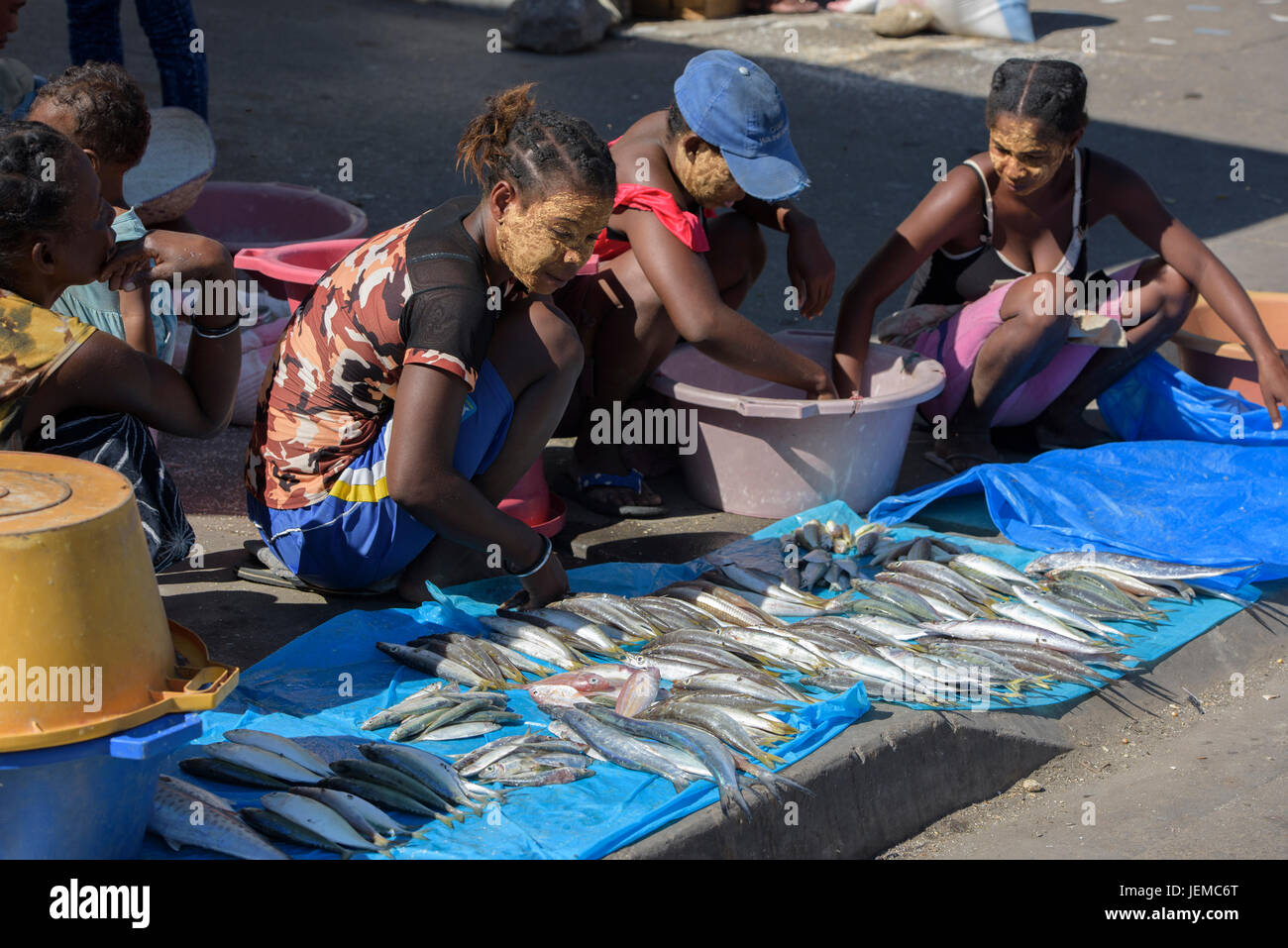 Les femmes Sakalava vendant du poisson sur le marché à Morondava, Madagascar Banque D'Images