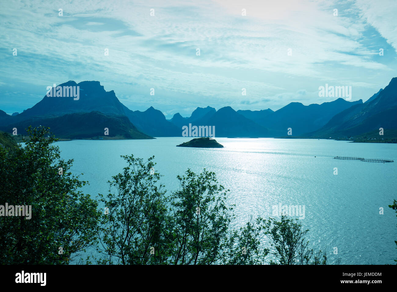 Voir au fjord. Plage de rochers. La belle nature de la Norvège. Iles Lofoten. De couleur bleu. Paysage de montagne en soirée Banque D'Images