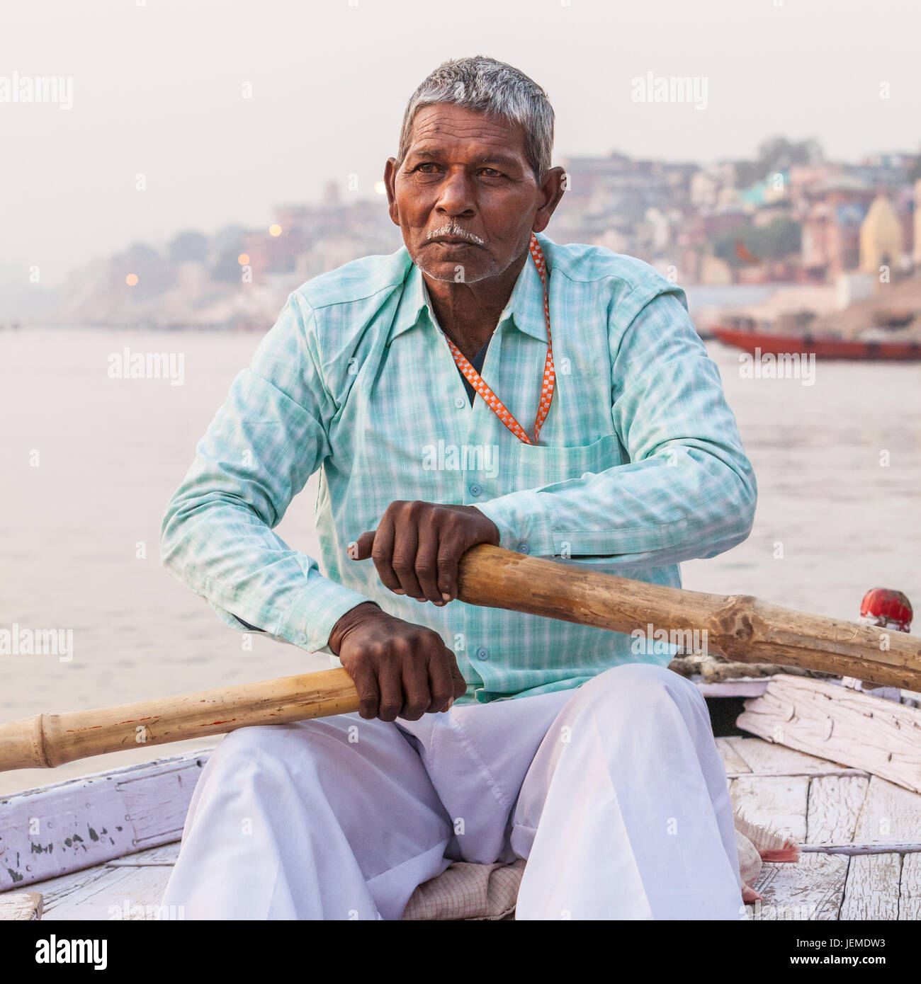 Un homme indien un bateau d'aviron pour les visites sur le Gange, Varanasi, Inde. Banque D'Images
