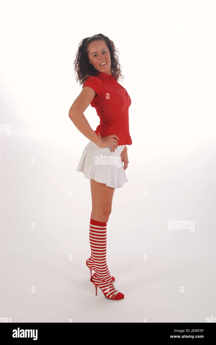 Belle jeune fille aux cheveux noirs dans le studio portant une mini-jupe  blanche et haut rouge Photo Stock - Alamy