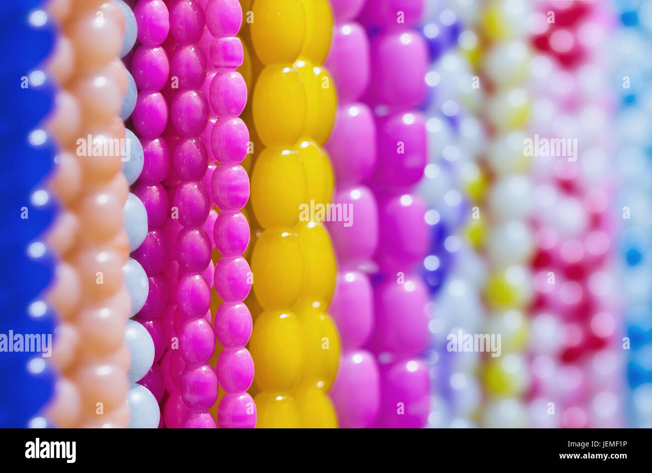 Chaînes avec perles colorées sucrées Banque D'Images