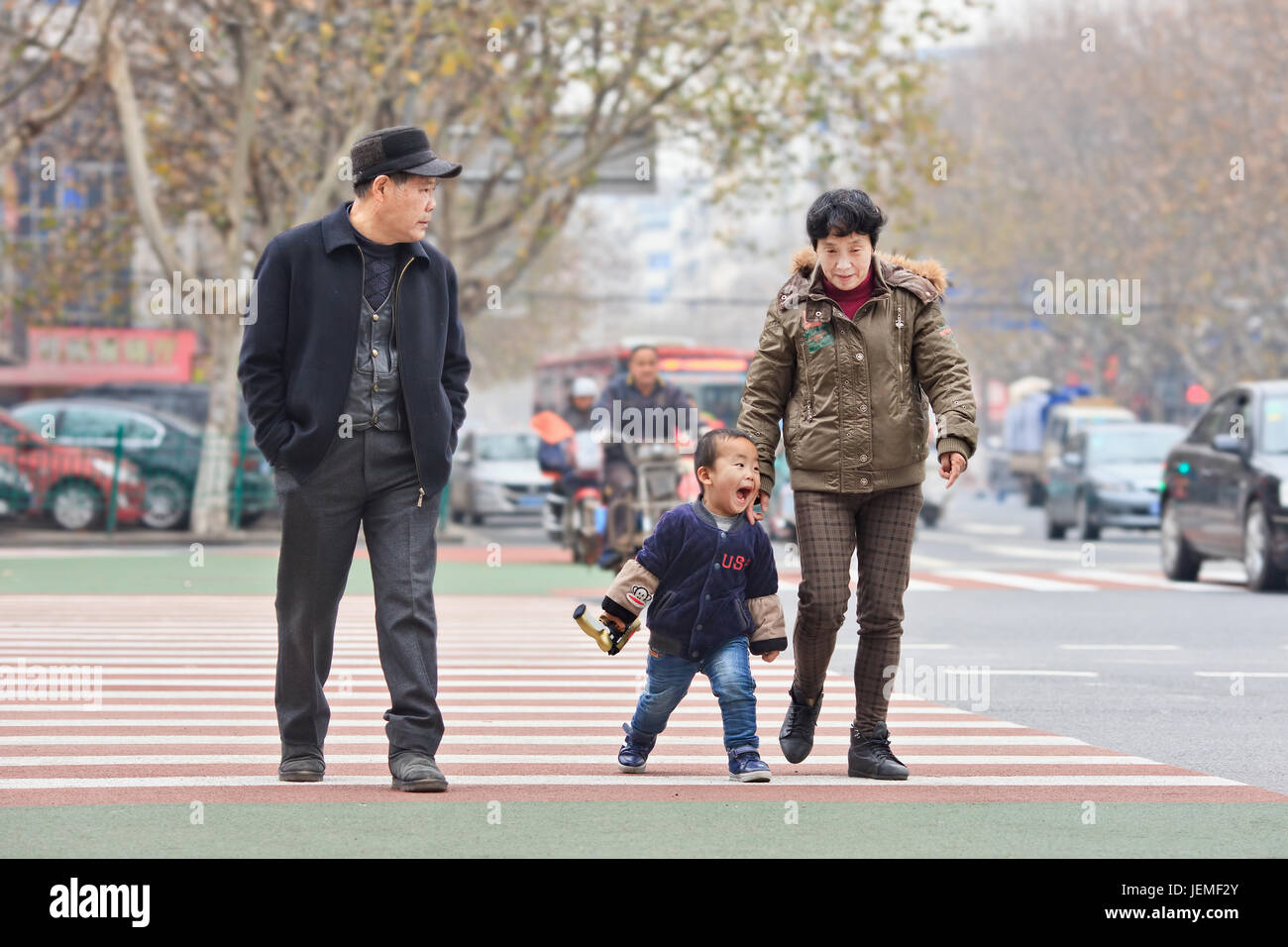 Couple de personnes âgées avec ennuyeux petit-fils. Pour aider leurs enfants à poursuivre des objectifs professionnels, personnes âgées Chinois prennent souvent part élever leurs petits-enfants. Banque D'Images