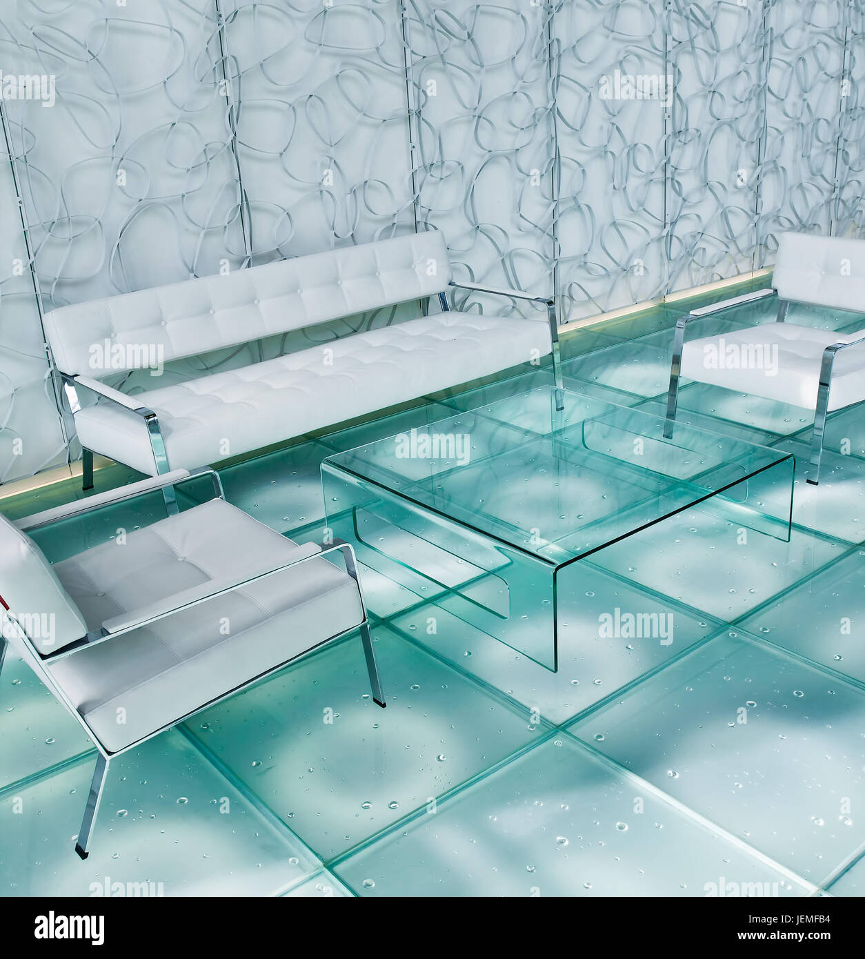 Design élégant intérieur avec une mousse blanche divan et fauteuil, table  basse en verre et un sol en carreaux de verre carré Photo Stock - Alamy