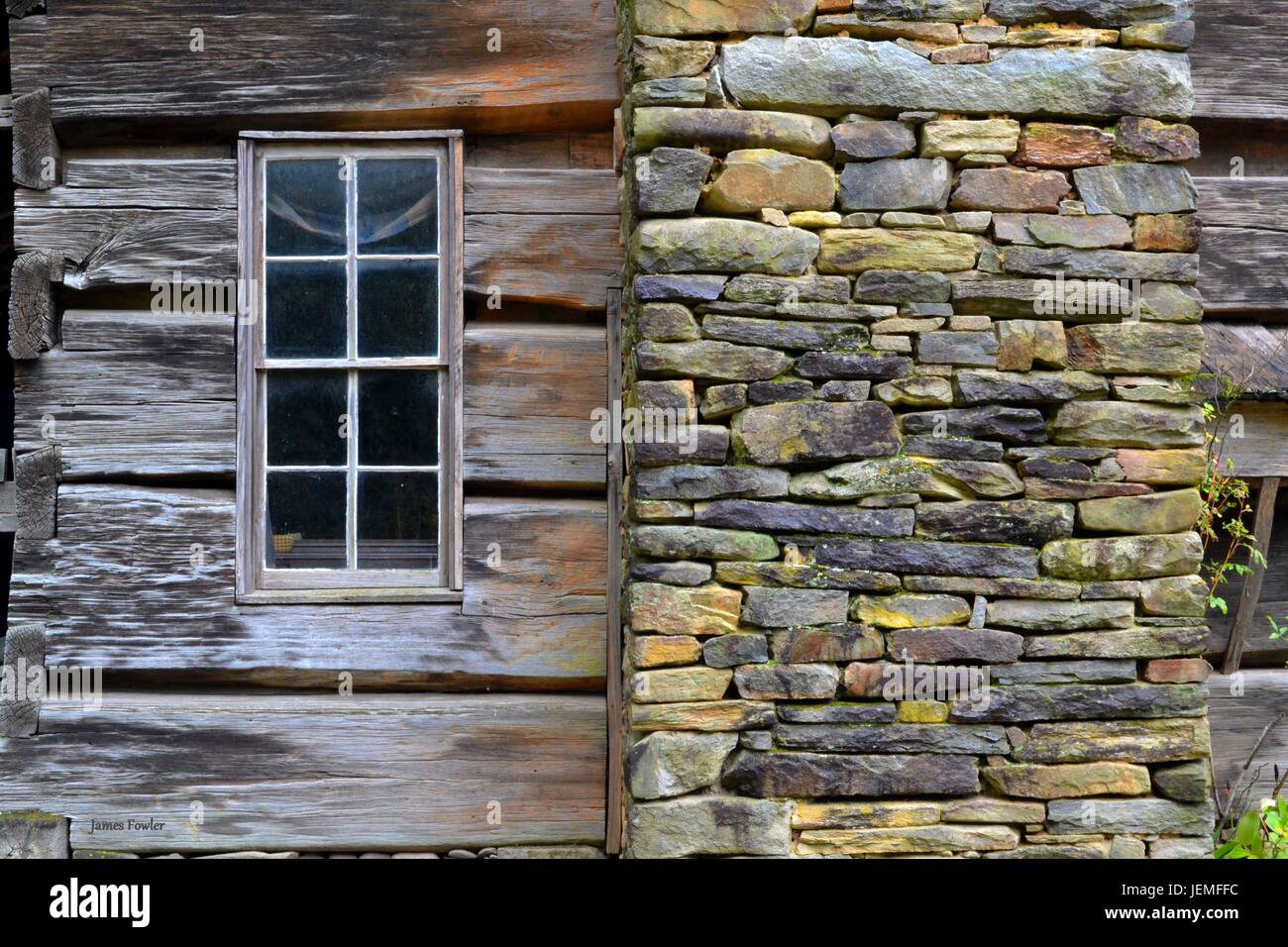 Près d'une véritable cabane dans les montagnes des Appalaches. Banque D'Images