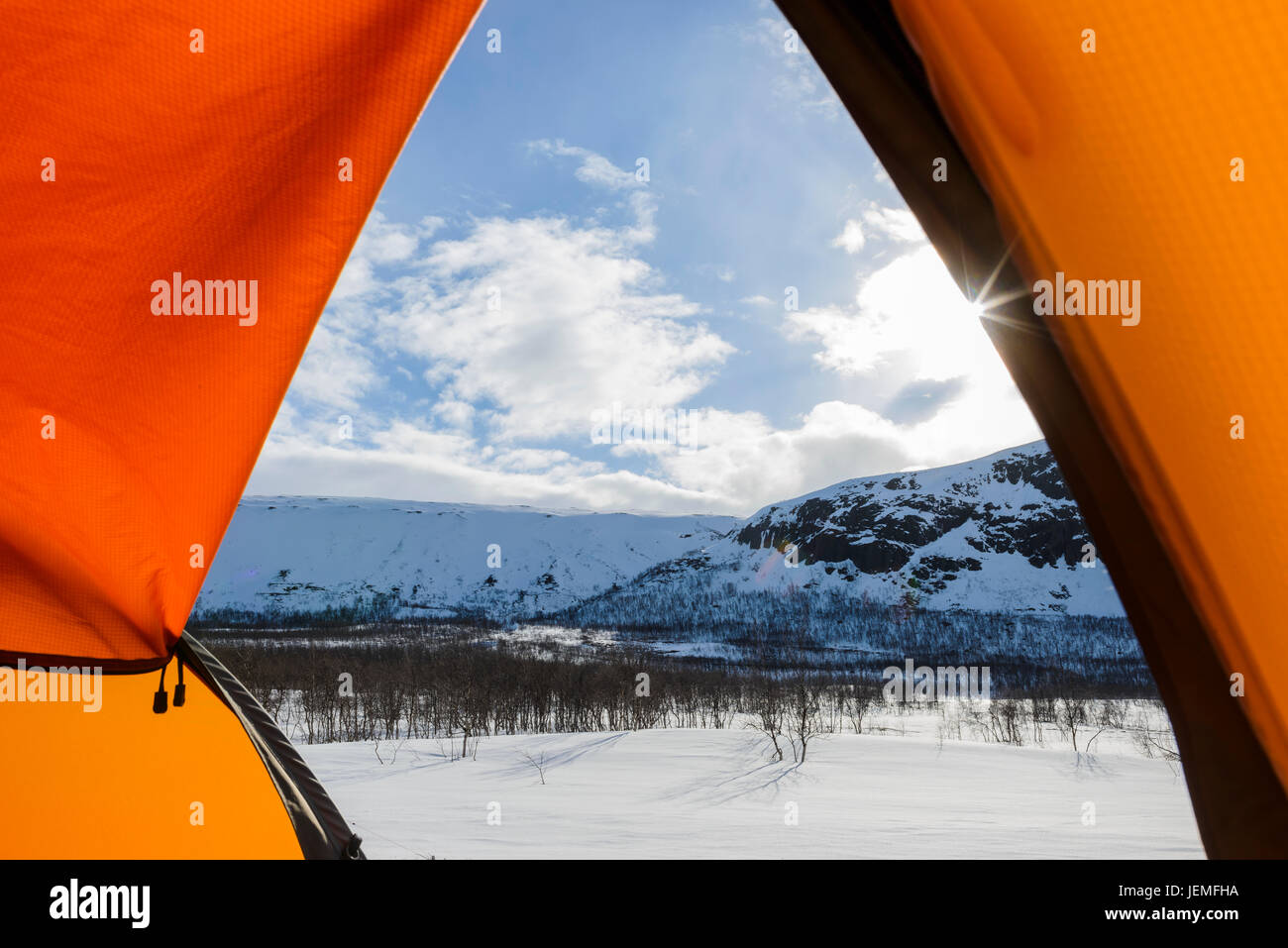 Paysage d'hiver vu à travers l'entrée de la tente Banque D'Images