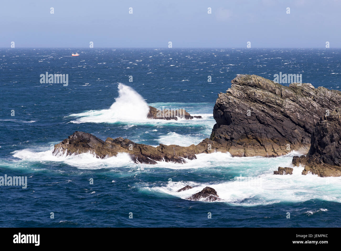La voile des bateaux de pêche au large de la crosse de Ness phare, Isle Of Lewis, Western Isles, îles Hébrides, Ecosse, Royaume-Uni Banque D'Images