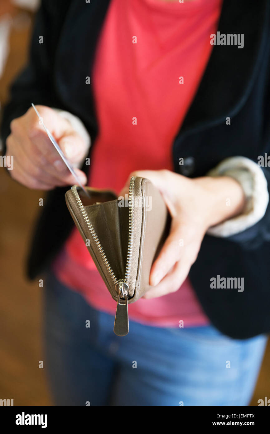 Woman holding wallet et de carte de crédit Banque D'Images