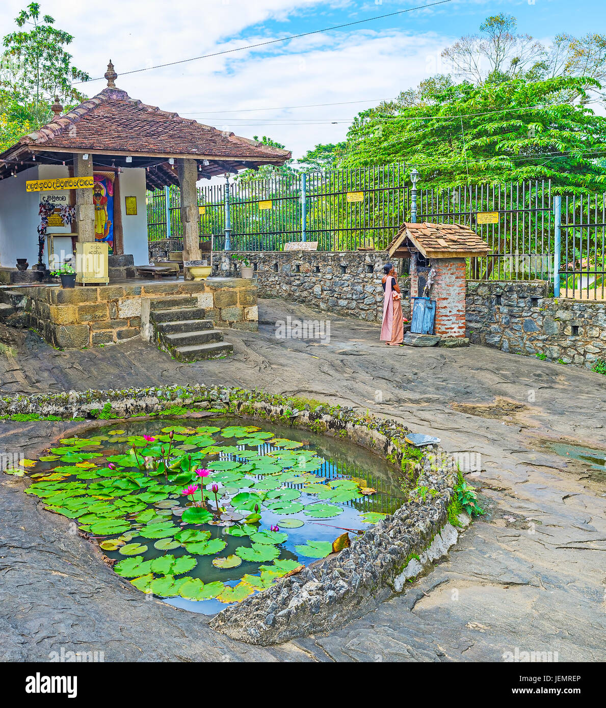 PILIMATHALAWA, SRI LANKA - le 11 novembre 2016 : Le petit étang avec des fleurs de lotus est sculpté dans la surface rocheuse de Gadaladeniya Temple bouddhiste Vihara compl Banque D'Images