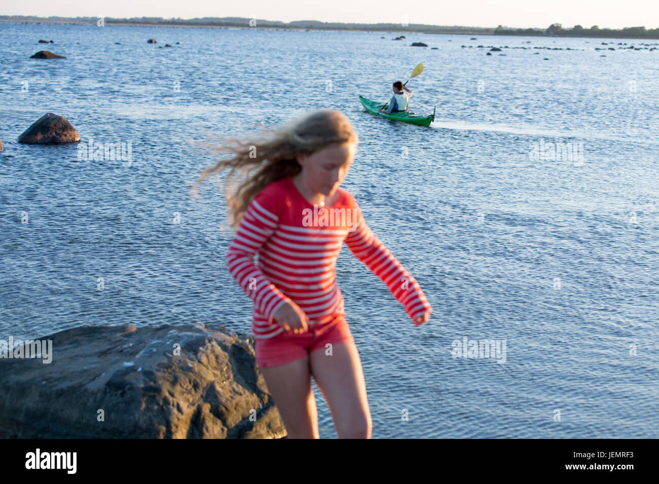 Girl en mer, les gens du kayak sur l'arrière-plan Banque D'Images