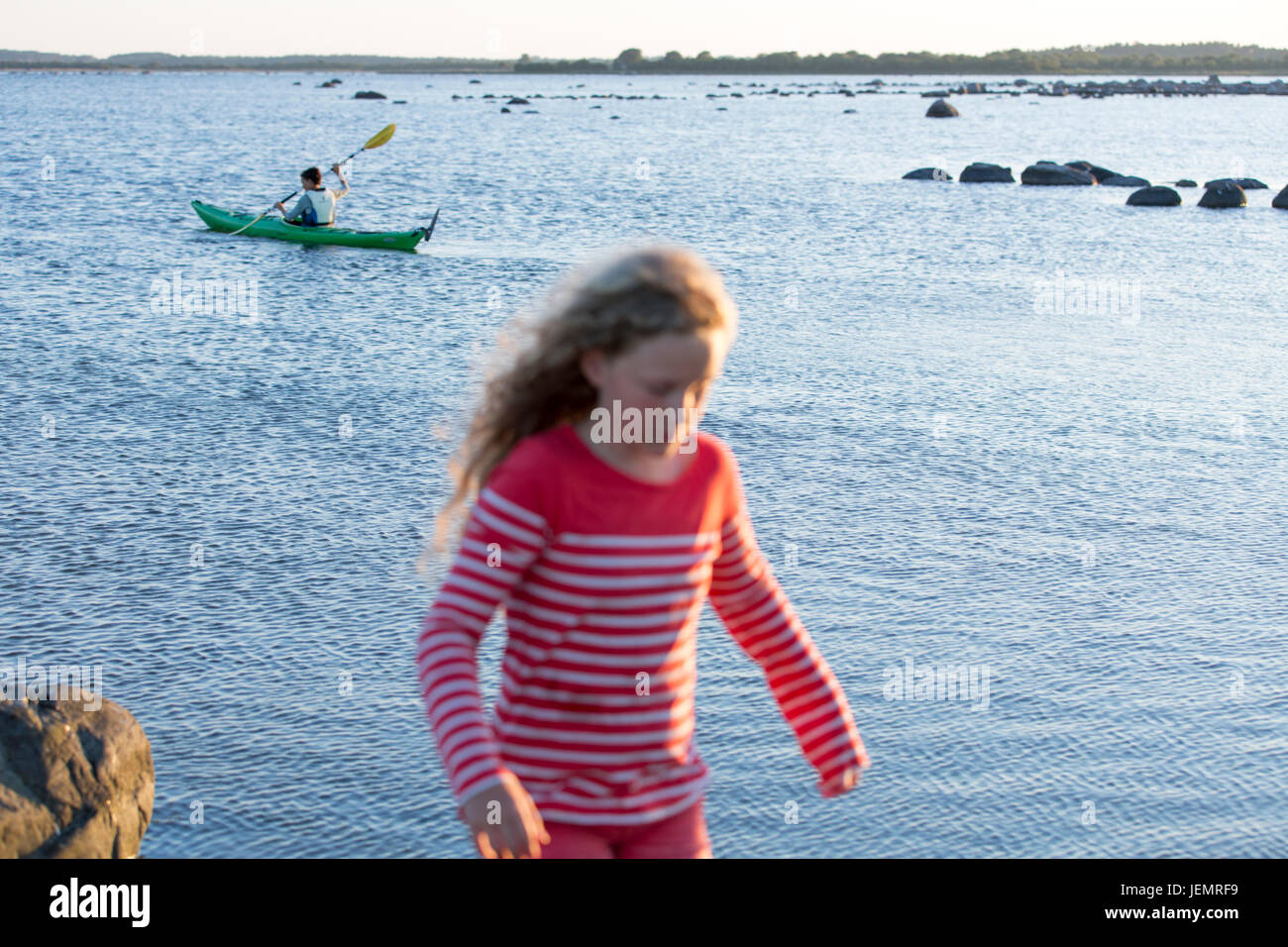 Femme fille en mer, kayak sur l'arrière-plan Banque D'Images