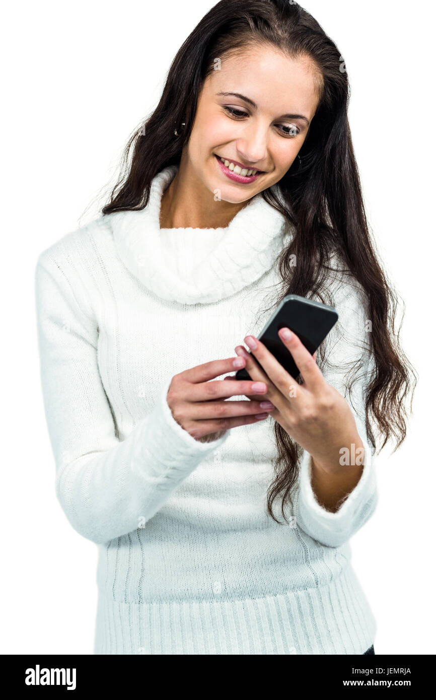 Smiling woman using smartphone Banque D'Images