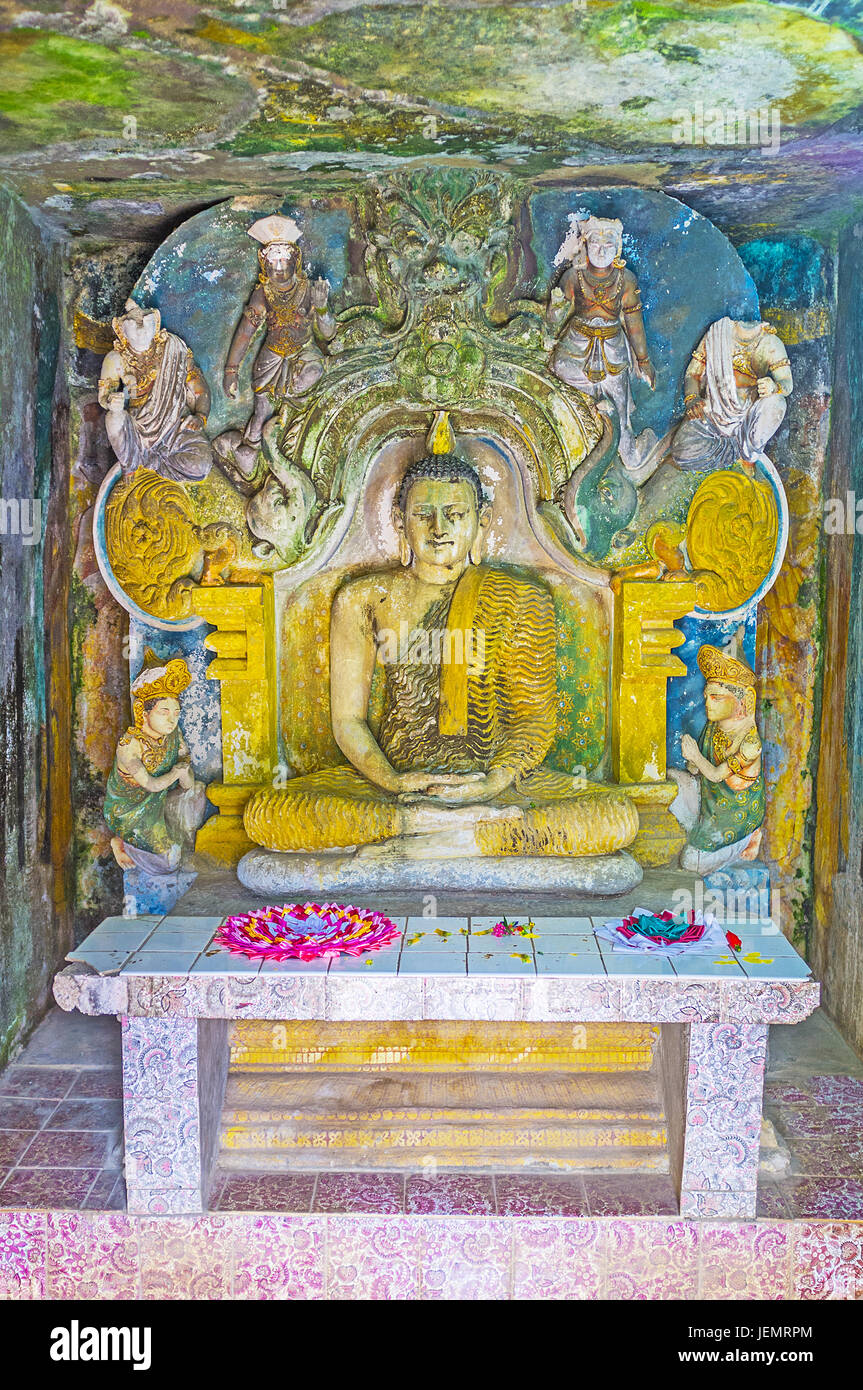 PILIMATHALAWA, SRI LANKA - le 11 novembre 2016 : les sculptures conservés dans l'image de maison Vijayantha Prasada culte de Gadaladeniya bouddhiste Vihara Banque D'Images