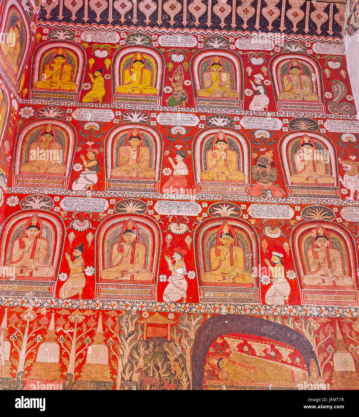 UDUNUWARA, SRI LANKA - le 29 novembre 2016 : le mur en image house de Lankathilaka Suvisi Vivarana Vihara décoré de peintures lumineuses, le 9 novembre Banque D'Images