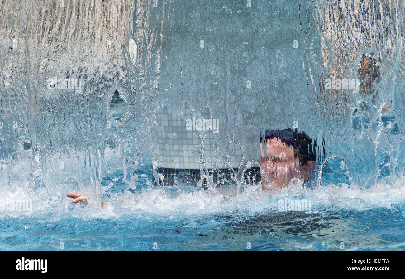Femme à spa sous une douche en cascade Banque D'Images