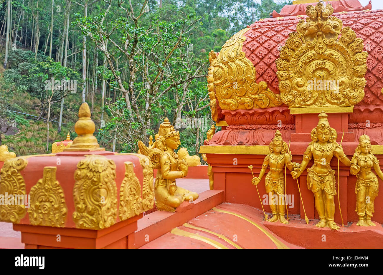 Les sculptures d'or de dieux hindous Rama, Sita et Lakshmi au red vimana tour de Seetha Amman Temple, situé dans la région de Seetha Eliya Nuwara, village Eli Banque D'Images