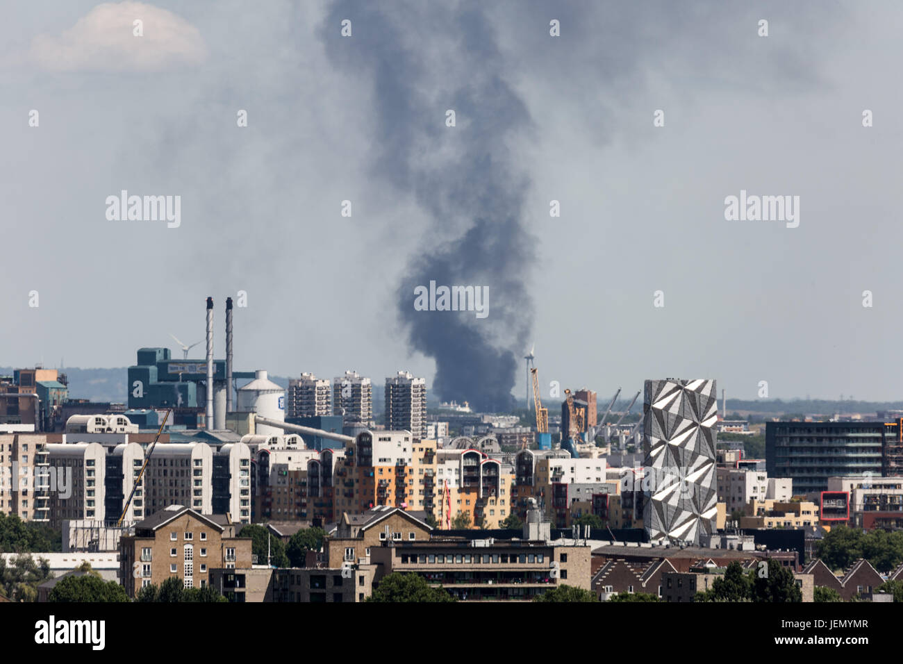 Londres, Royaume-Uni. 26 Juin, 2017. La fumée noire s'élève à partir d'un grand feu dans une cour d'entreposage voiture on Ferry Lane, Rainham, East London. Six pompiers et 30 pompiers volontaires sont en ce moment la lutte contre l'incendie. Crédit : Guy Josse/Alamy Live News Banque D'Images