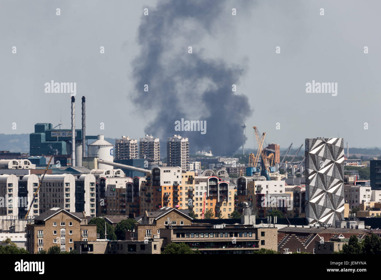 Londres, Royaume-Uni. 26 Juin, 2017. La fumée noire s'élève à partir d'un grand feu dans une cour d'entreposage voiture on Ferry Lane, Rainham, East London. Six pompiers et 30 pompiers volontaires sont en ce moment la lutte contre l'incendie. Crédit : Guy Josse/Alamy Live News Banque D'Images