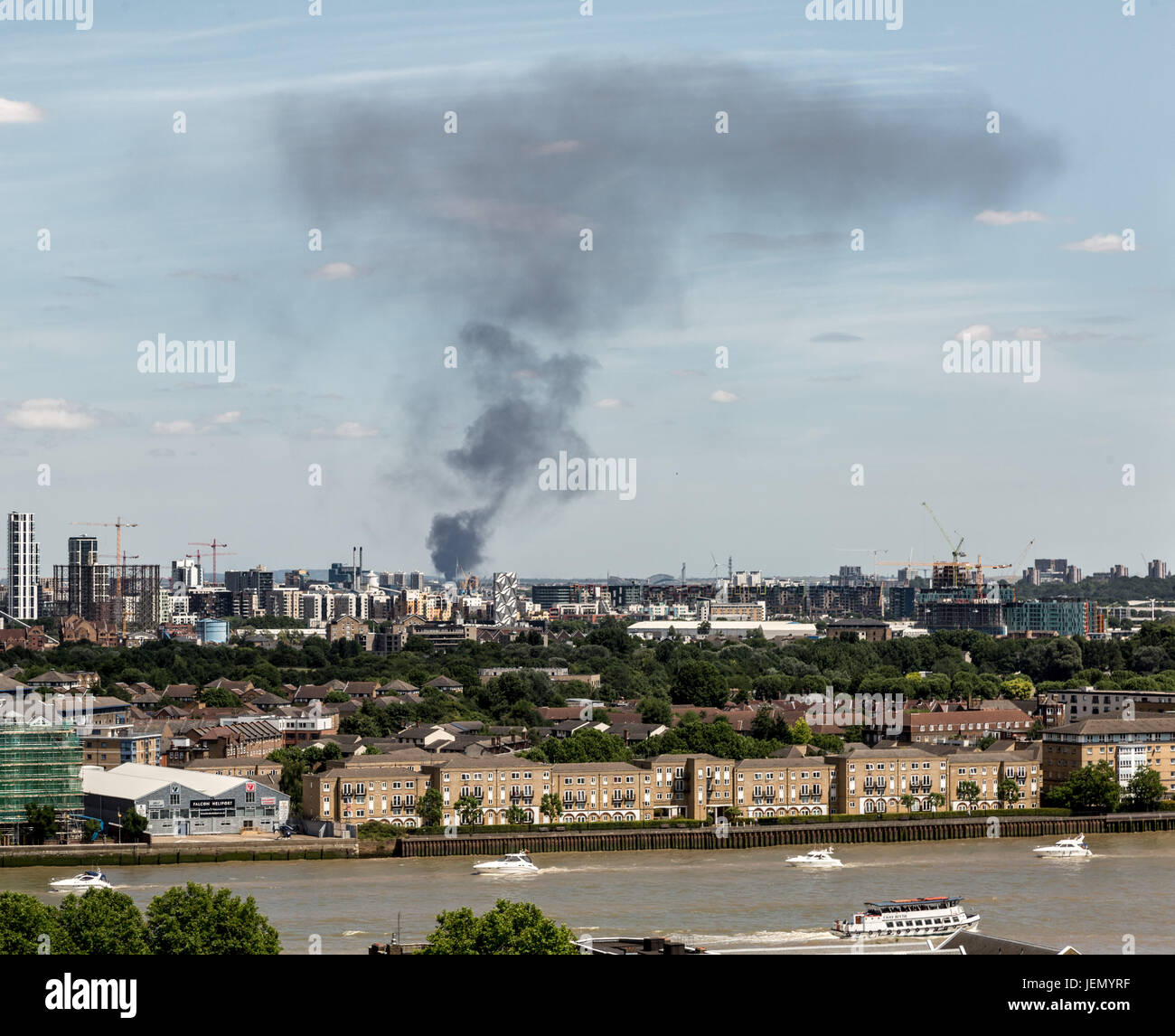 Londres, Royaume-Uni. 26 Juin, 2017. La fumée noire s'élève à partir d'un grand feu dans une cour d'entreposage voiture on Ferry Lane, Rainham, East London. Six pompiers et 30 pompiers volontaires sont en ce moment la lutte contre l'incendie. Crédit : Guy Josse/Alamy Live News Banque D'Images