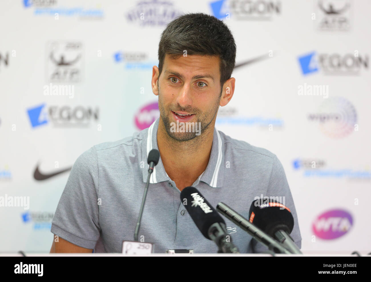 Eastbourne, Royaume-Uni. 26 Juin, 2017. Novak Djokovic la Serbie de pourparlers d'une conférence de presse au cours de la deuxième journée de l'International Aegon Eastbourne Le 26 juin 2017, à Eastbourne, Angleterre Crédit : Paul Terry Photo/Alamy Live News Banque D'Images