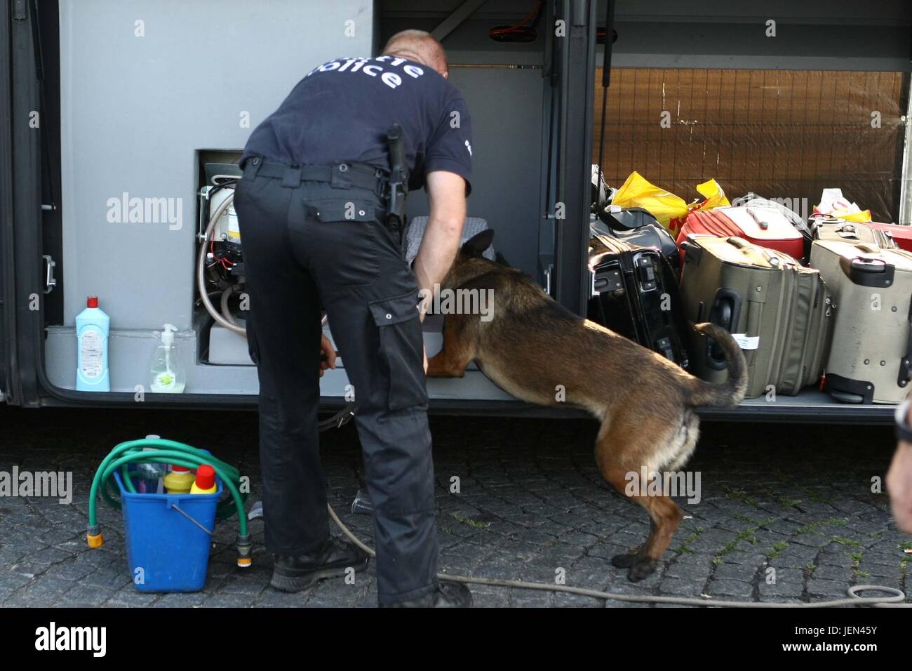 Des agents de la police allemande et belge utiliser des chiens renifleurs d'effectuer des contrôles sur les véhicules qui franchissent la frontière entre les deux pays près de Aix-la-Chapelle, Allemagne, 26 juin 2017. Les contrôles sont effectués avant le prochain sommet du G20 à Hambourg dans une tentative d'empêcher l'entrée en Allemagne de personnes censées être prêt à utiliser la violence. Photo : Ralf Roeger/dmp press/dpa Banque D'Images