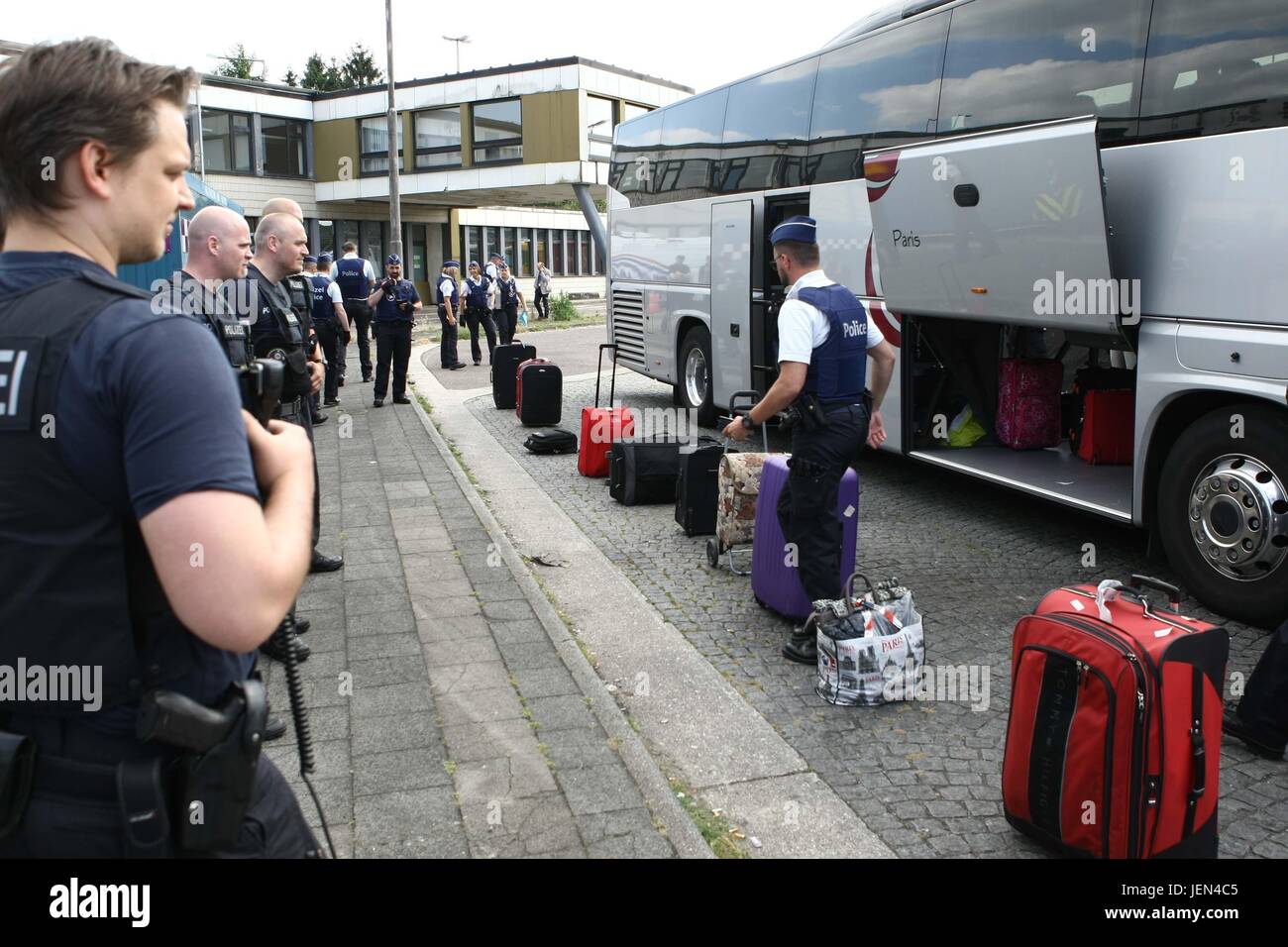 Aix-la-Chapelle, Allemagne. 26 Juin, 2017. dpatop - Des agents de la police allemande et belge effectuer des contrôles sur les véhicules qui franchissent la frontière entre les deux pays près de Aix-la-Chapelle, Allemagne, 26 juin 2017. Les contrôles sont effectués avant le prochain sommet du G20 à Hambourg dans une tentative d'empêcher l'entrée en Allemagne de personnes censées être prêt à utiliser la violence. Photo : Ralf Roeger/dmp press/dpa/Alamy Live News Banque D'Images