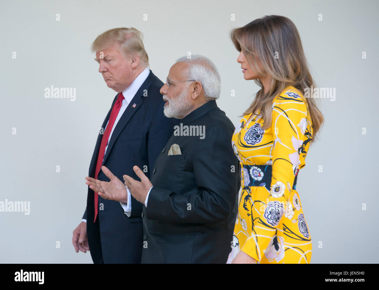 Washington, USA. Jun 26, 2017. Le Président des Etats-Unis, Donald J. Trump et la première dame Melania Trump à pied sur la colonnade pour le bureau ovale avec le Premier Ministre, M. Narendra Modi de l'Inde à la Maison Blanche à Washington, DC le lundi 26 juin 2017. Credit : MediaPunch Inc/Alamy Live News Banque D'Images