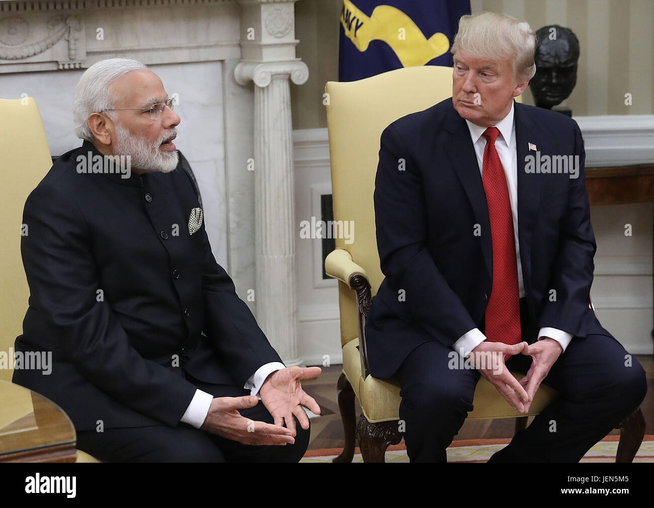 Washington, USA. Jun 26, 2017. Le Président des Etats-Unis, Donald Trump (R) rencontre avec le Premier Ministre indien Narendra Modi (L) dans le bureau ovale de la Maison Blanche le 26 juin 2017 à Washington, DC. Trump et Modi sont prévus pour fournir des déclarations communes plus tard aujourd'hui, après leurs réunions. Credit : MediaPunch Inc/Alamy Live News Banque D'Images