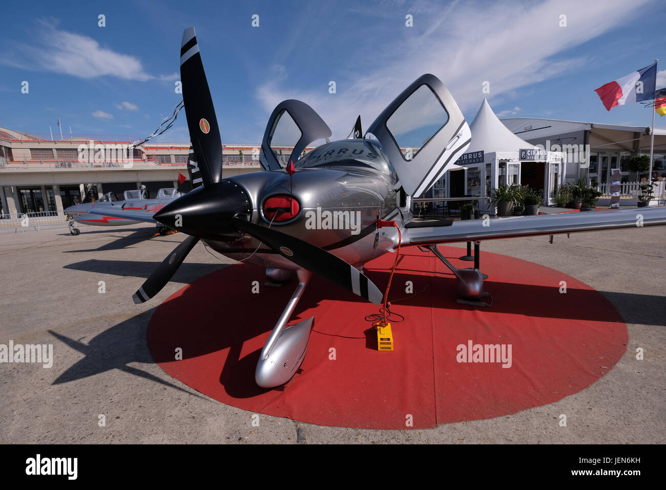 Cirrus SR22 avion est sur l'affichage à l'aéroport du Bourget sur le premier jour de la 52e International Paris Air Show le 23 juin 2017, à Paris, France. Credit : Yuriko Nakao/AFLO/Alamy Live News Banque D'Images