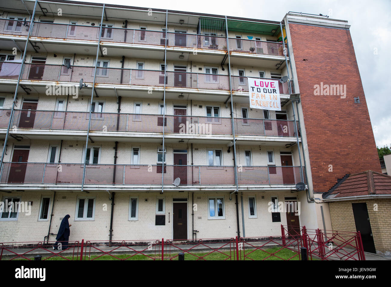 Londres, Royaume-Uni. 27 Juin, 2017. Photo prise le 25 juin, 2017. Une bannière est affichée à Walford Chambre à Shadwell dans l'Est de Londres dans le cadre d'un '4' est ouest bannière goutte à des immeubles autour de l'Est de Londres à montrer leur solidarité avec les habitants de la tour de Grenfell. Bannières affichage des messages de solidarité ont été redropped aujourd'hui à 21 blocs différents pour représenter les 21 étages de la tour de Grenfell, occupé par des résidents avant l'incendie. Credit : Mark Kerrison/Alamy Live News Banque D'Images