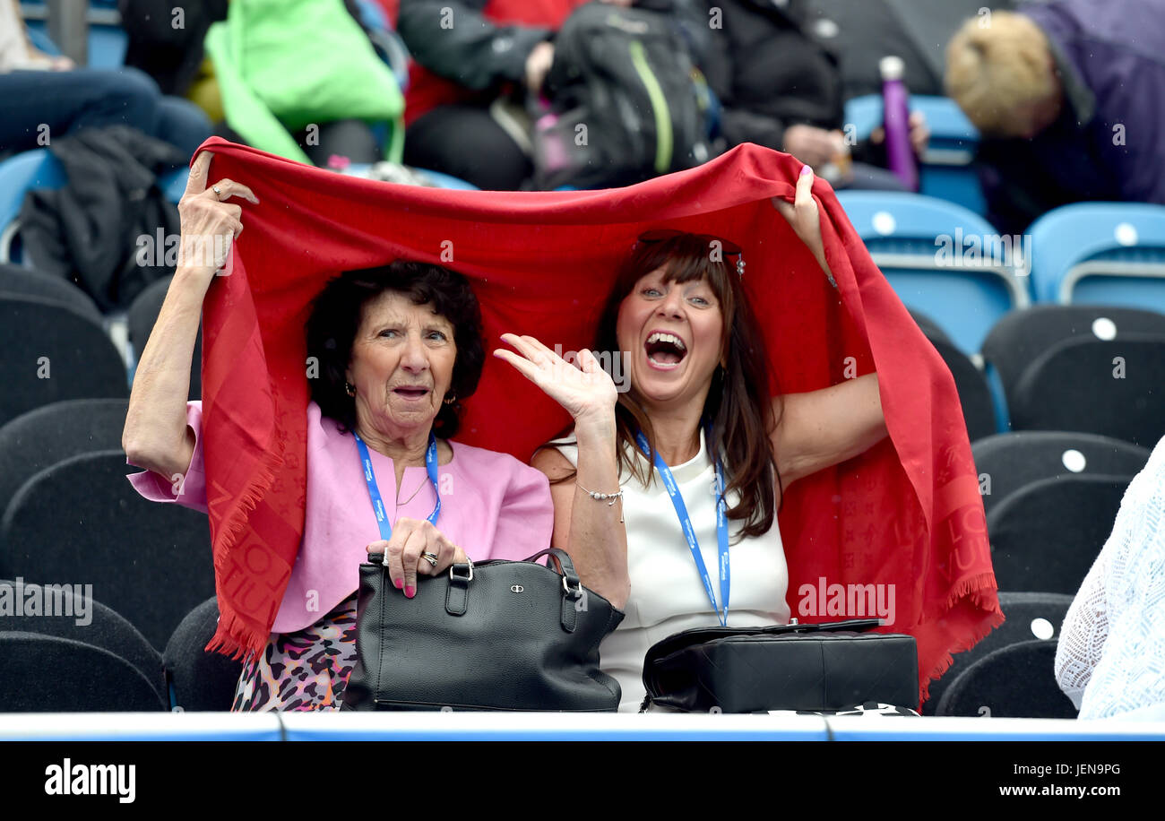 Eastbourne, Sussex, UK. 27 juin 2017. Ces dames semblent heureux malgré la pluie s'arrêter jouer au tournoi de tennis International Aegon Eastbourne comme un mélange de pluies et d'orages dans le sud-est de la Grande-Bretagne aujourd'hui photographie prise par Simon Dack Crédit : Simon Dack/Alamy Live News Banque D'Images