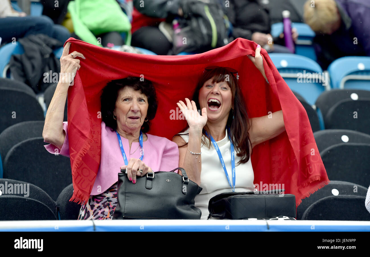 Eastbourne, Sussex, UK. 27 juin 2017. Ces dames semblent heureux malgré la pluie s'arrêter jouer au tournoi de tennis International Aegon Eastbourne comme un mélange de pluies et d'orages dans le sud-est de la Grande-Bretagne aujourd'hui photographie prise par Simon Dack Crédit : Simon Dack/Alamy Live News Banque D'Images