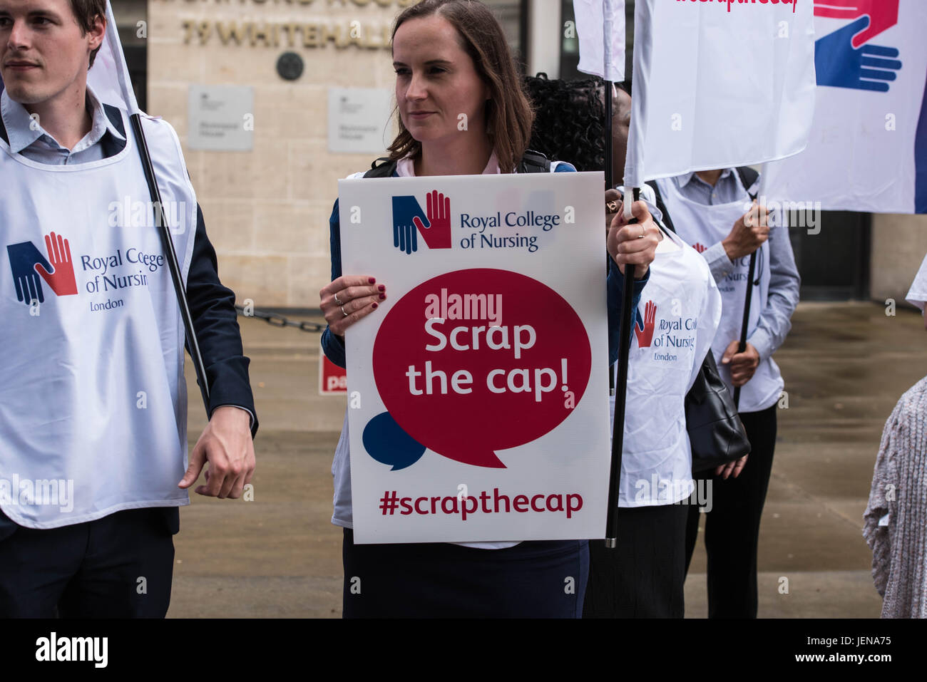 Londres 27 juin 2017, les membres du Royal College of Nursing de l'extérieur du Ministère de la Santé, Londres, lancer une campagne contre le 1 % payer avec une protestation par des nursesLondon 27 juin 2017, les membres du Royal College of Nursing de l'extérieur du Ministère de la Santé, Londres, lancer une campagne contre le 1 % payer avec une manifestation des infirmières de première ligne Crédit : Ian Davidson/Alamy Live News Banque D'Images