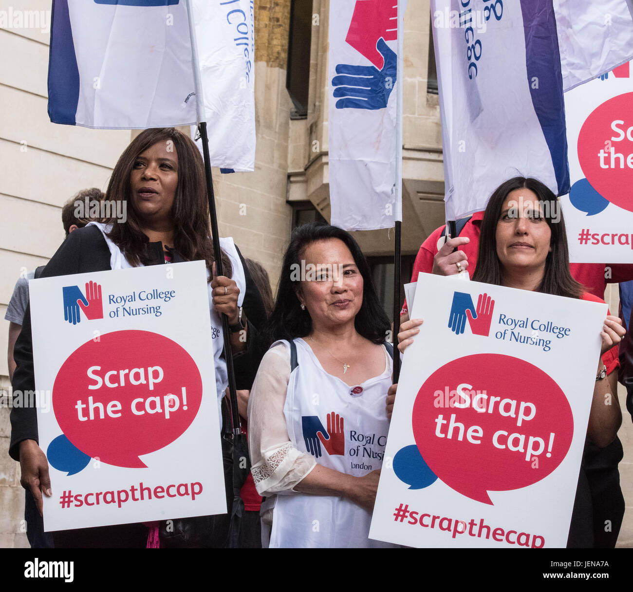 Londres 27 juin 2017, les membres du Royal College of Nursing de l'extérieur du Ministère de la Santé, Londres, lancer une campagne contre le 1 % payer avec une manifestation des infirmières de première ligne Crédit : Ian Davidson/Alamy Live News Banque D'Images