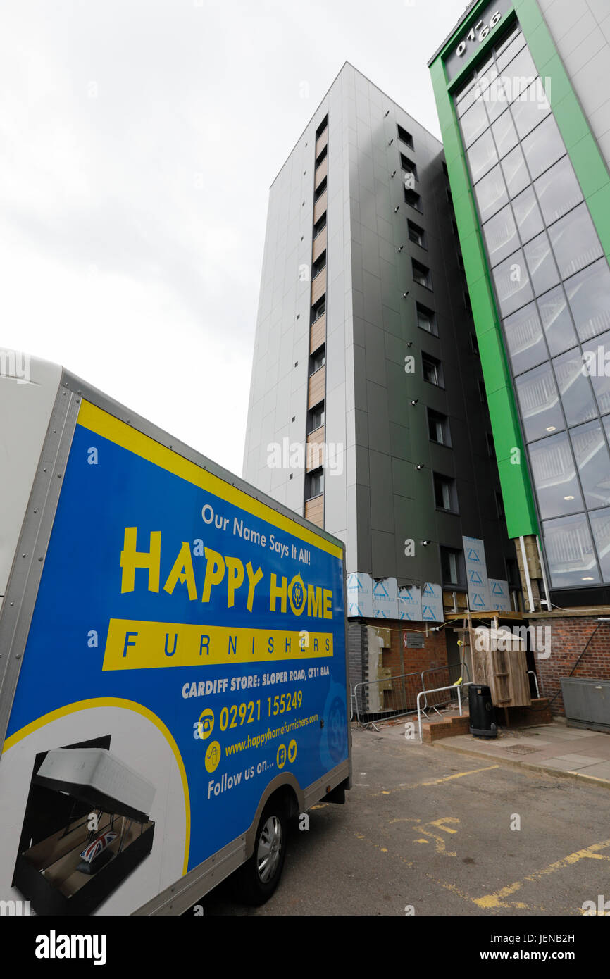 Swansea, Royaume-Uni. 27 Juin, 2017. Happy homes ? : nouveau bardage travaux continuent à Clyne, Cour Sketty, Swansea. Conseil de Swansea a décidé de commencer à tester sur sept de ses onze tour de blocs. Credit : Gareth LLewelyn/Alamy Live News Banque D'Images