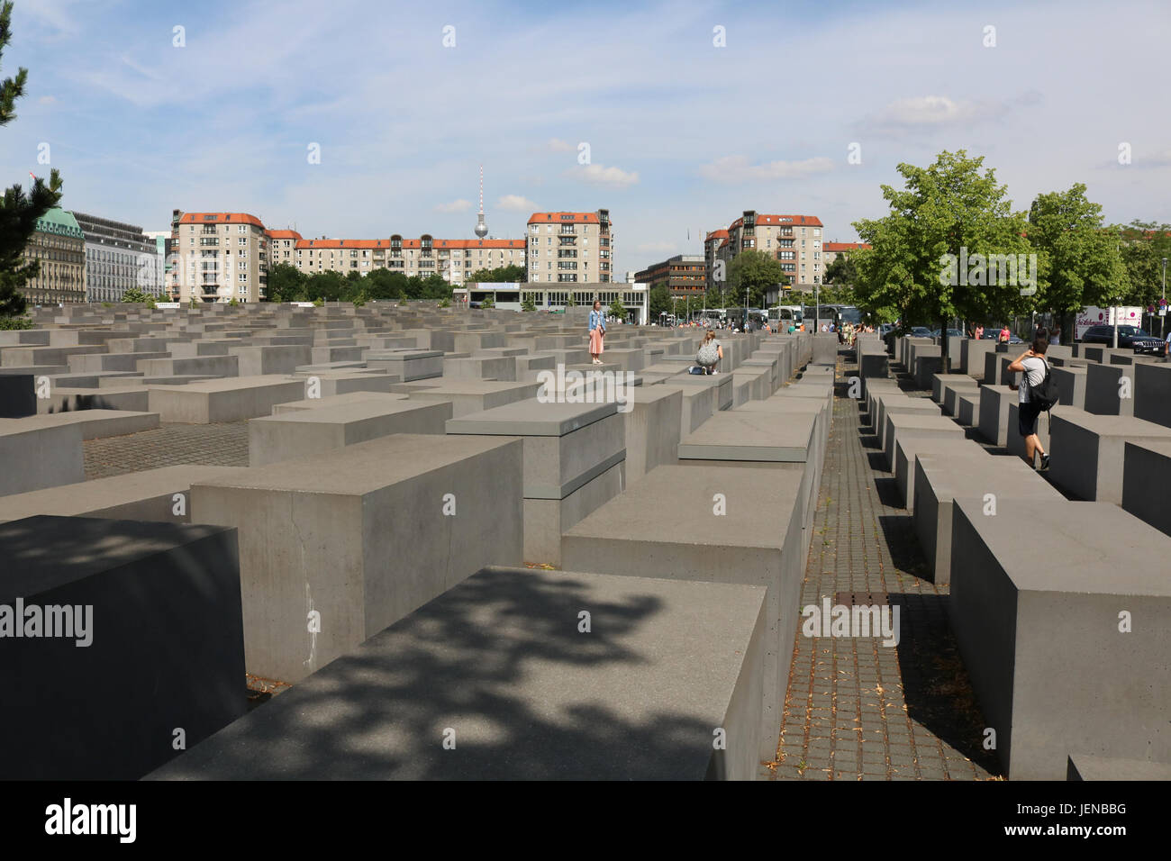 Berlin, Allemagne. 27 Jun, 2017. Les gens apprécient le soleil d'été au Mémorial aux Juifs assassinés d'Europe par les Nazis à Berlin et qui est devenu une attraction touristique populaire Crédit : amer ghazzal/Alamy Live News Banque D'Images