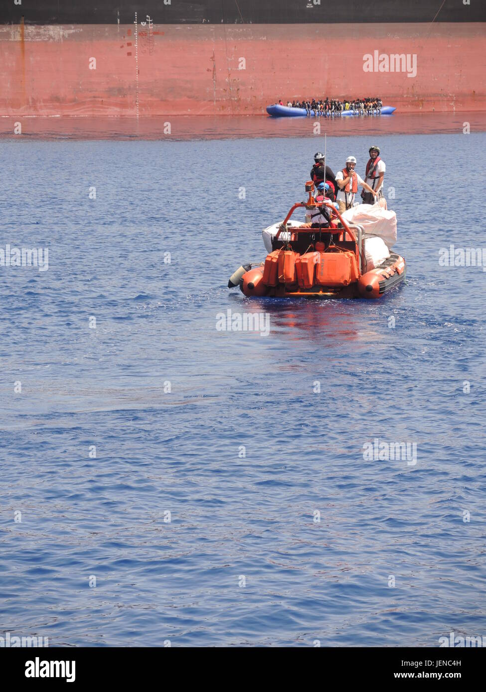 Le personnel d'urgence de l'aide internationales Médecins sans frontières et SOS Méditerranée approche d'un canot en caoutchouc surpeuplées en Méditerranée, 27 juin 2017. Les plus de 100 migrants ont été plus tard mis à bord du navire de sauvetage 'Aquarius'. C'était la troisième opération en une journée par les ONG. En l'espace de quelques jours des milliers de personnes ont été sauvés une fois de plus sur le chemin de la Libye à l'Italie. Photo : Lena Klimkeit/dpa Banque D'Images