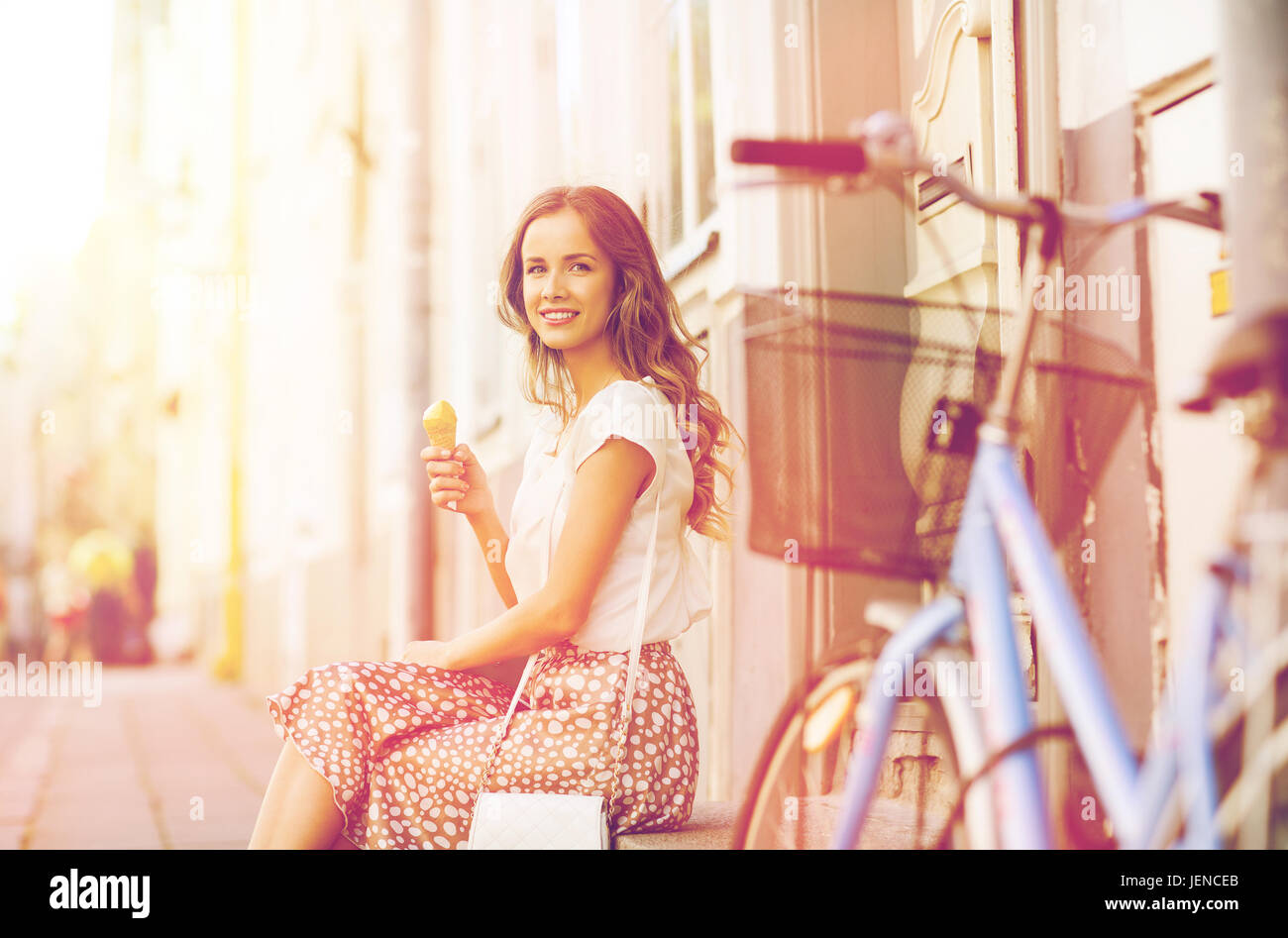 Femme heureuse avec le vélo et la crème glacée Banque D'Images