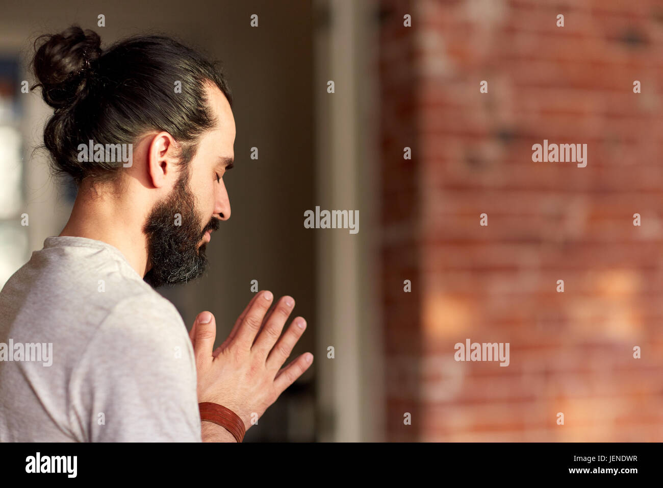 Close up of man meditating at yoga studio Banque D'Images