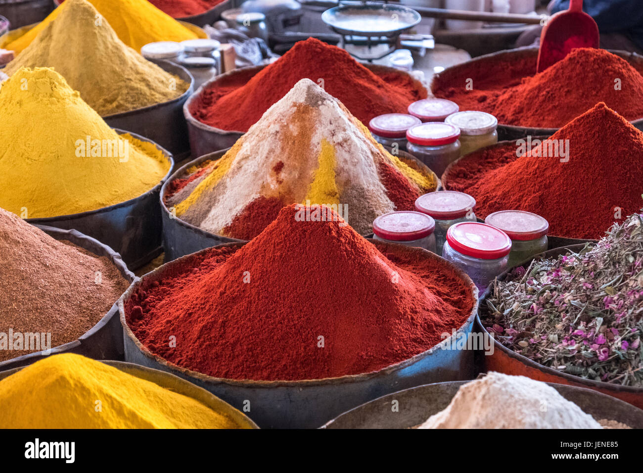 Les épices dans un marché, Maroc Banque D'Images