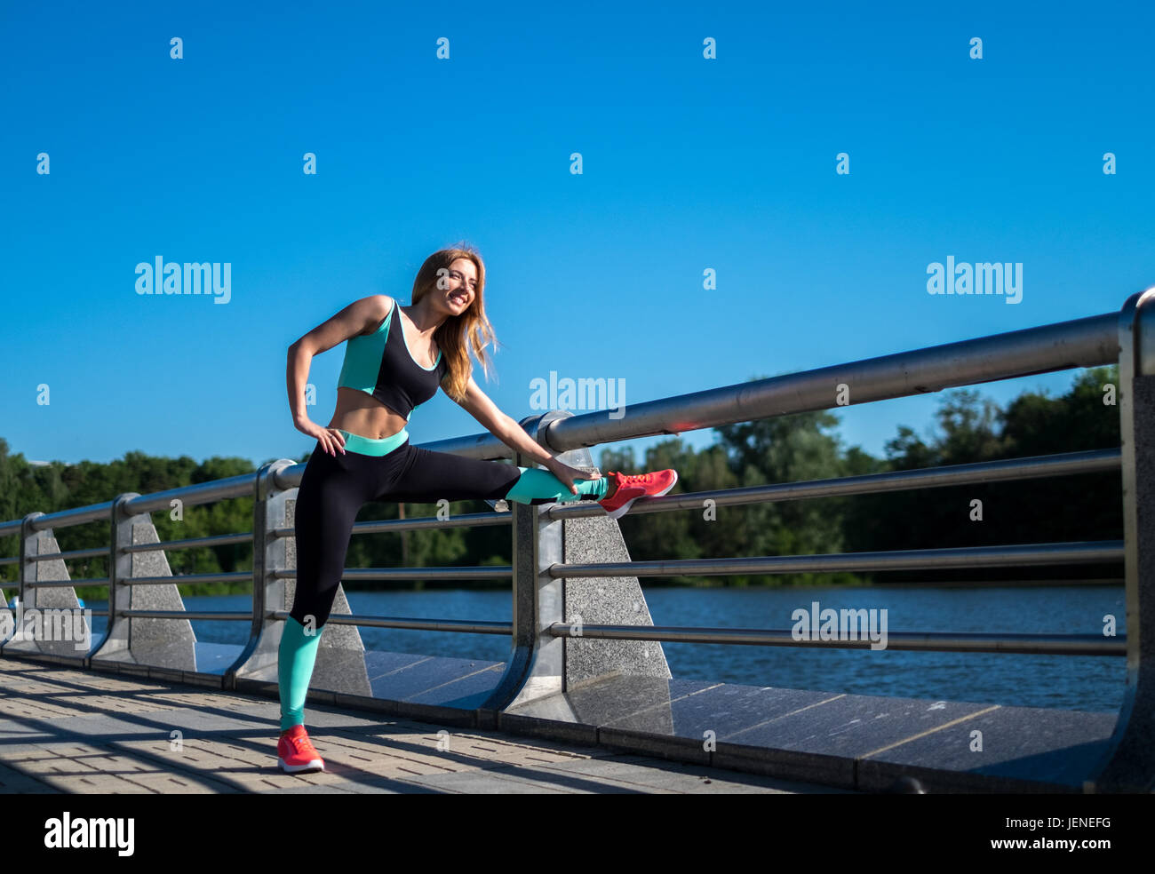 Femme debout sur un pont qui s'étend Banque D'Images