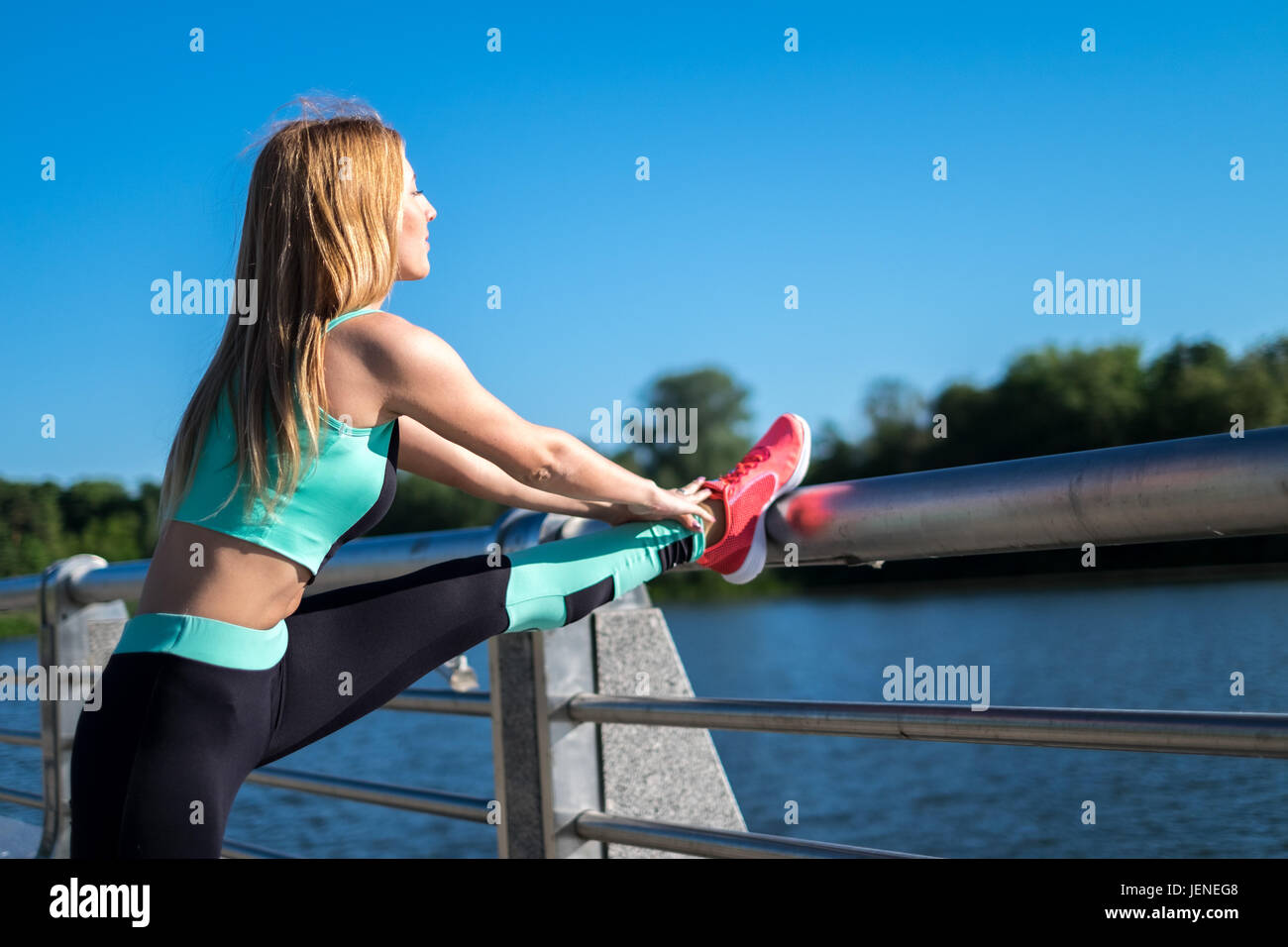 Femme debout sur un pont qui s'étend Banque D'Images