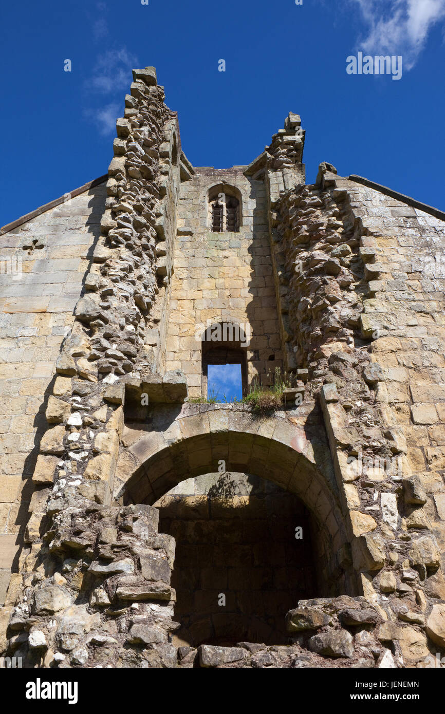 L'église en ruine de Saint Martin à la village médiéval déserté de Wharram Percy sur les Yorkshire Wolds. Banque D'Images