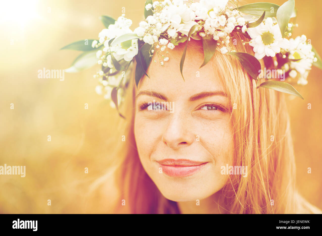 Femme heureuse dans la gerbe de fleurs Banque D'Images