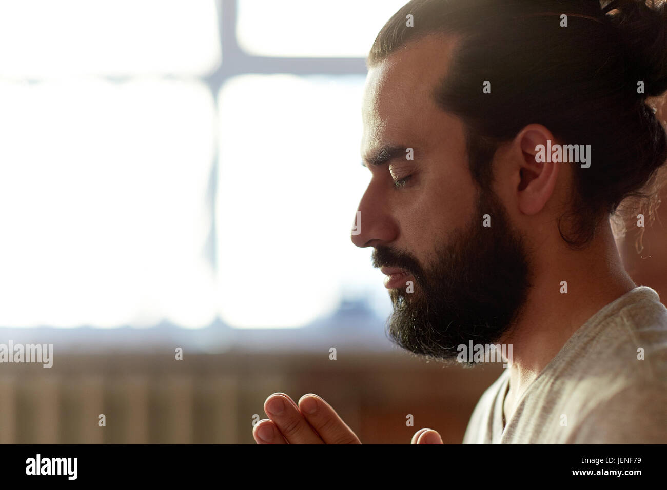 Close up of man meditating at yoga studio Banque D'Images