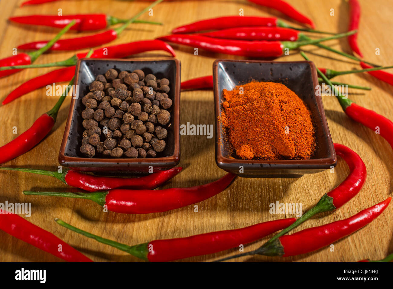 Épices, poivre frais et sec de chili sur une planche en bois Banque D'Images