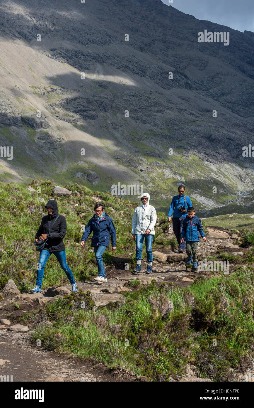 Les touristes à marcher le long chemin dans les Highlands, Ecosse, Royaume-Uni Banque D'Images