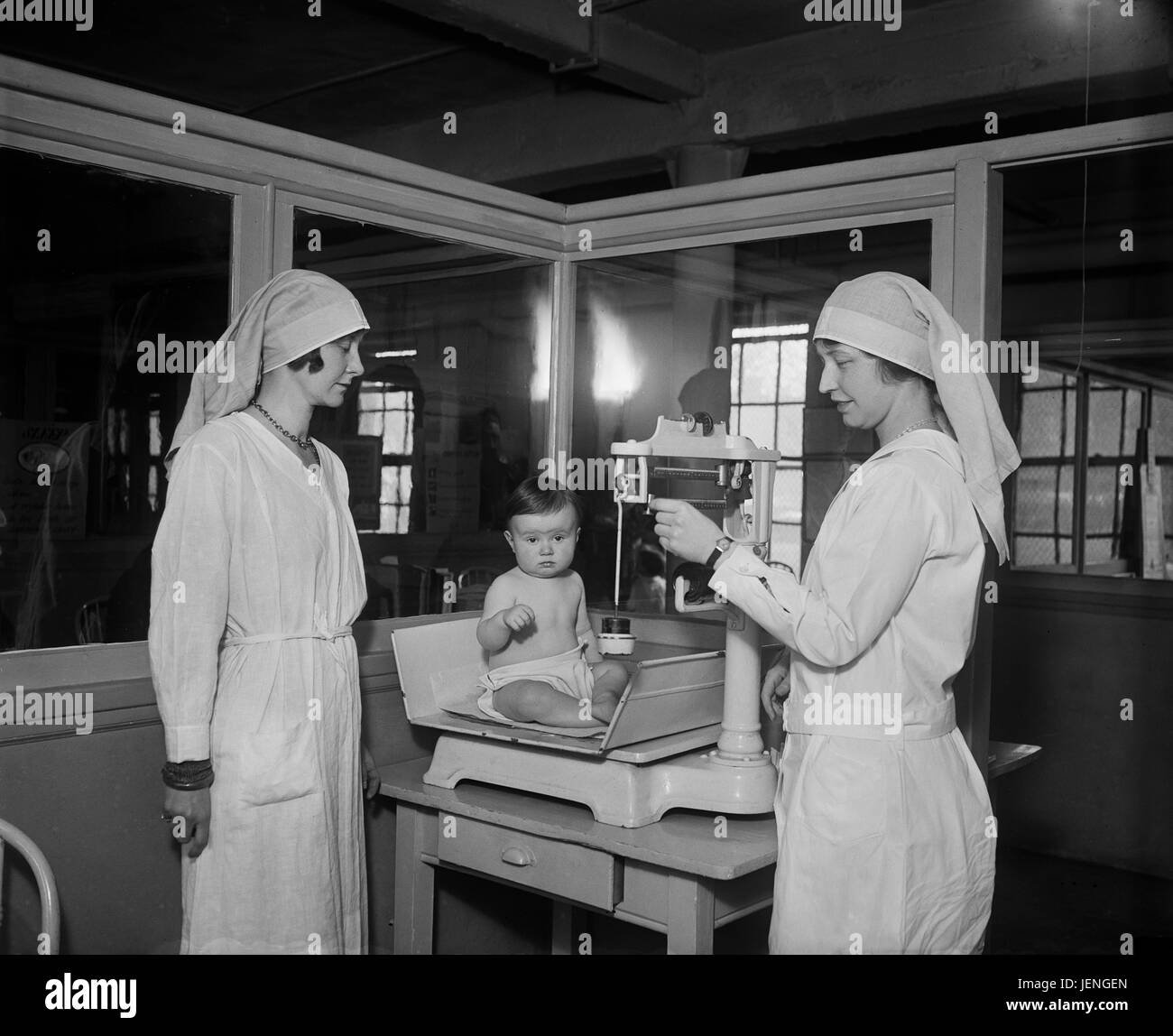 Deux membres de la Ligue junior femelle avec bébé à l'Hôpital d'enfants, Washington DC, USA, Harris & Ewing, Mars 1930 Banque D'Images