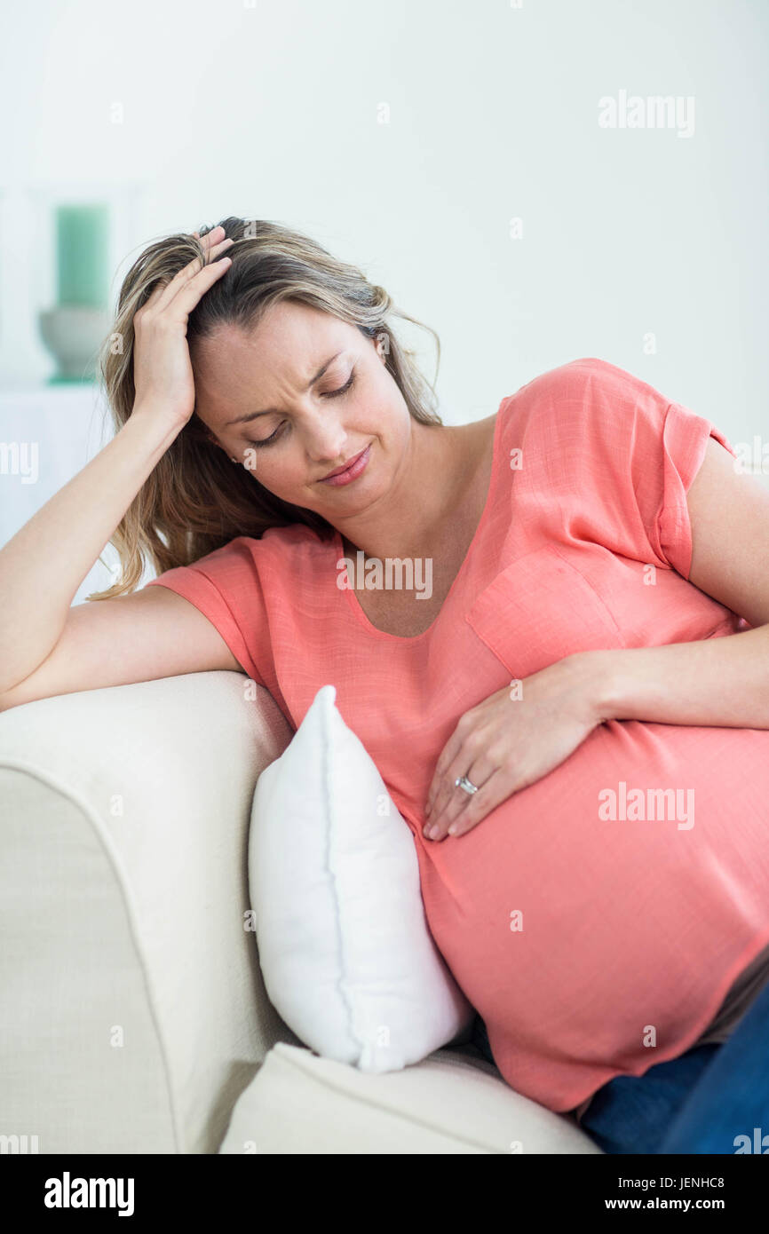Femme enceinte avec maux de tête Banque D'Images
