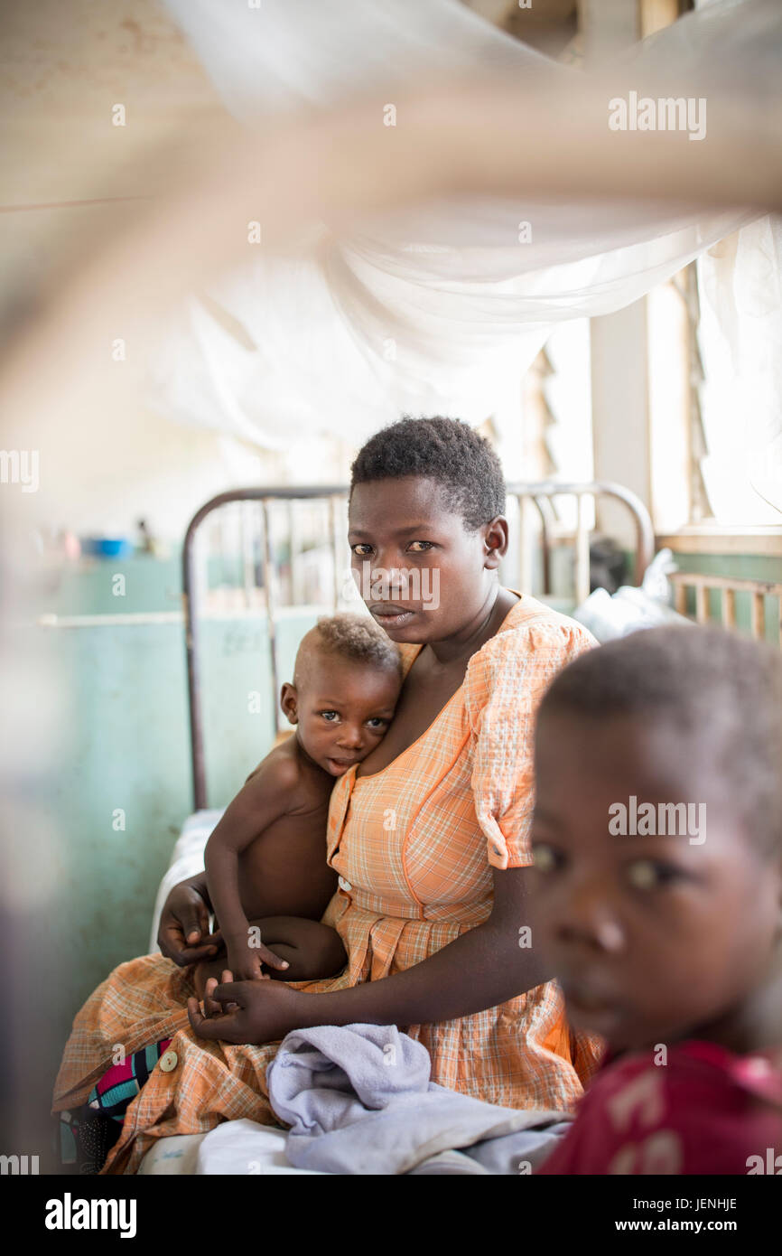 Les patients reste dans les salles d'un hôpital mal desservies à Bundibugyo, en Ouganda. Banque D'Images