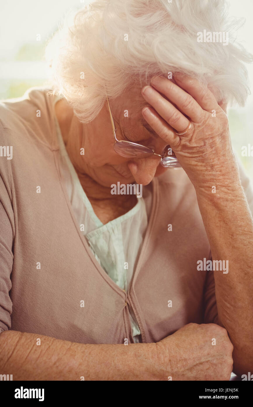 Femme âgée avec maux de tête Banque D'Images